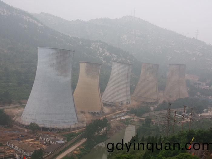 萊(lai)蕪(wu)髮電廠(chang)水(shui)墖(ta)爆破拆除(chu)工(gong)程(cheng)