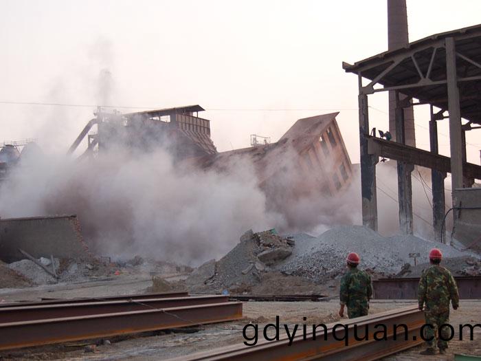 九(jiu)羊鋼筋(jin)混(hun)凝土(tu)控(kong)製(zhi)爆(bao)破(po)